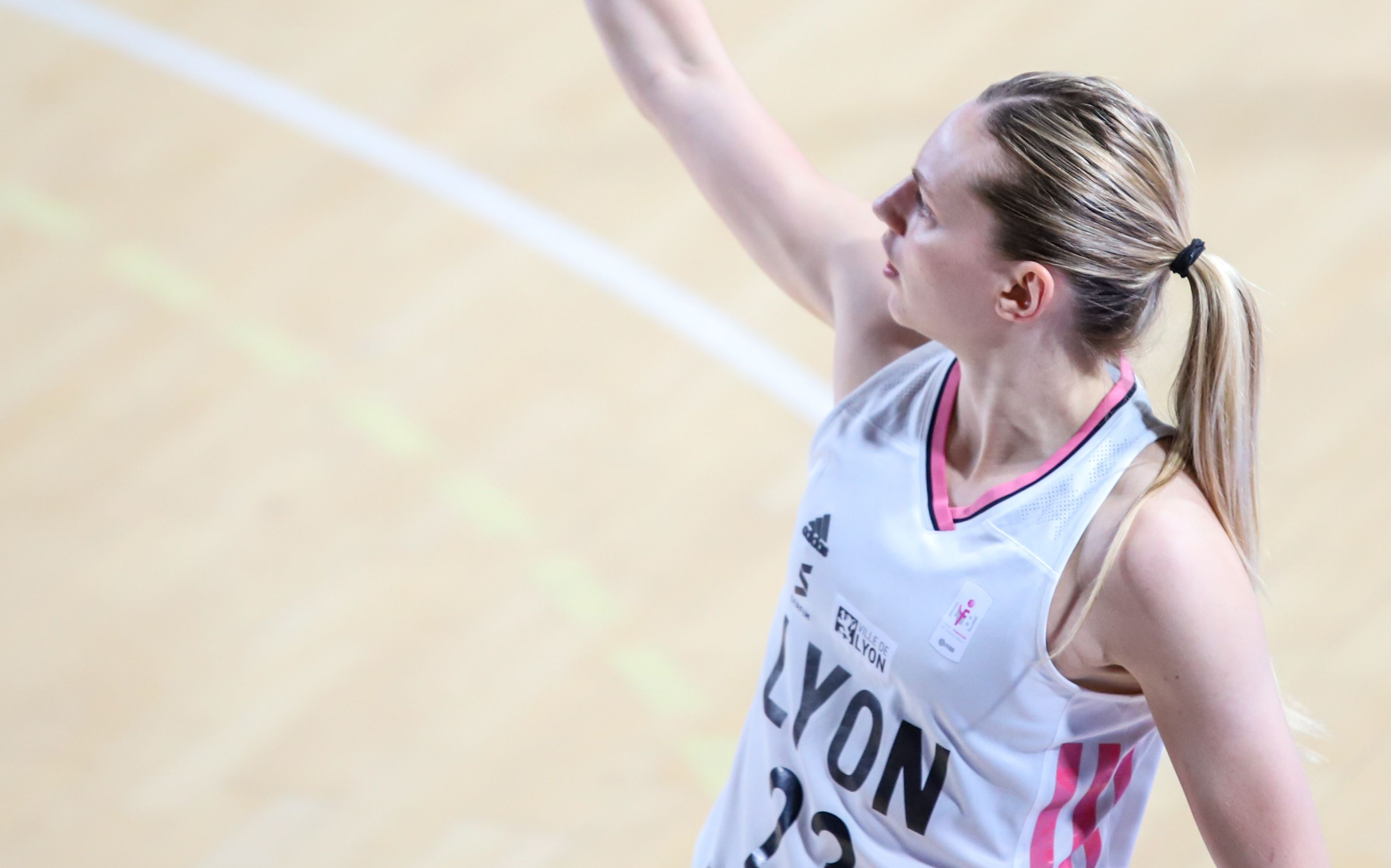 C罗在SKT比赛中惊险取胜，高光表现引发热议！